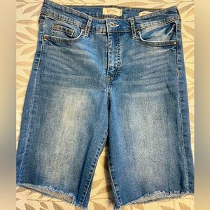 Jessica Simpson Adored Bermuda shorts-frayed hem size 29 - medium wash w/stretch